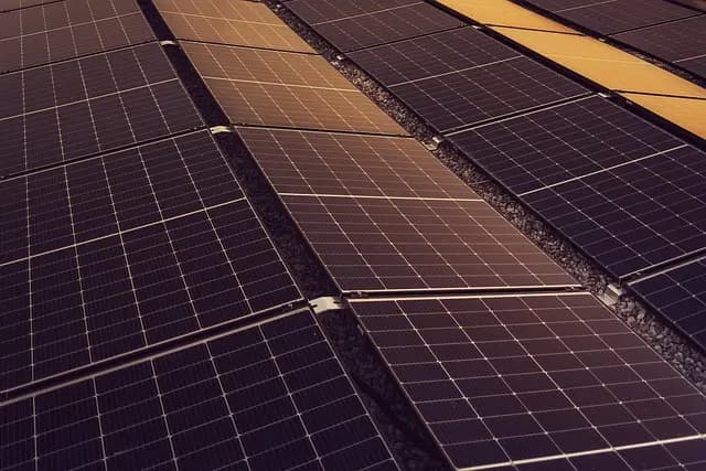 Comment Améliorer le Rendement de Vos Panneaux Solaires Économiques