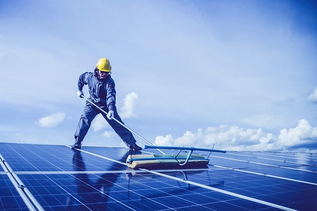 Comment Maximiser l'Efficacité de Vos Panneaux Solaires Économiques