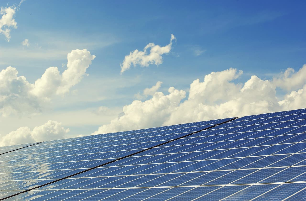 Pourquoi Investir dans des Panneaux Solaires Économiques ?